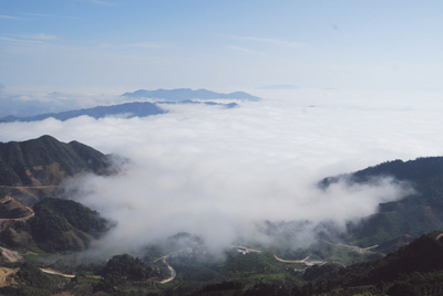 高山出平湖 凤凰浴天池 最新 图1张