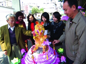 “金虎献瑞”莲花灯亮相迎元宵 最新 图1张