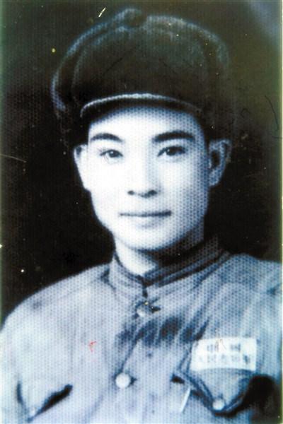 藏身湿冷山洞收发电报.jpg