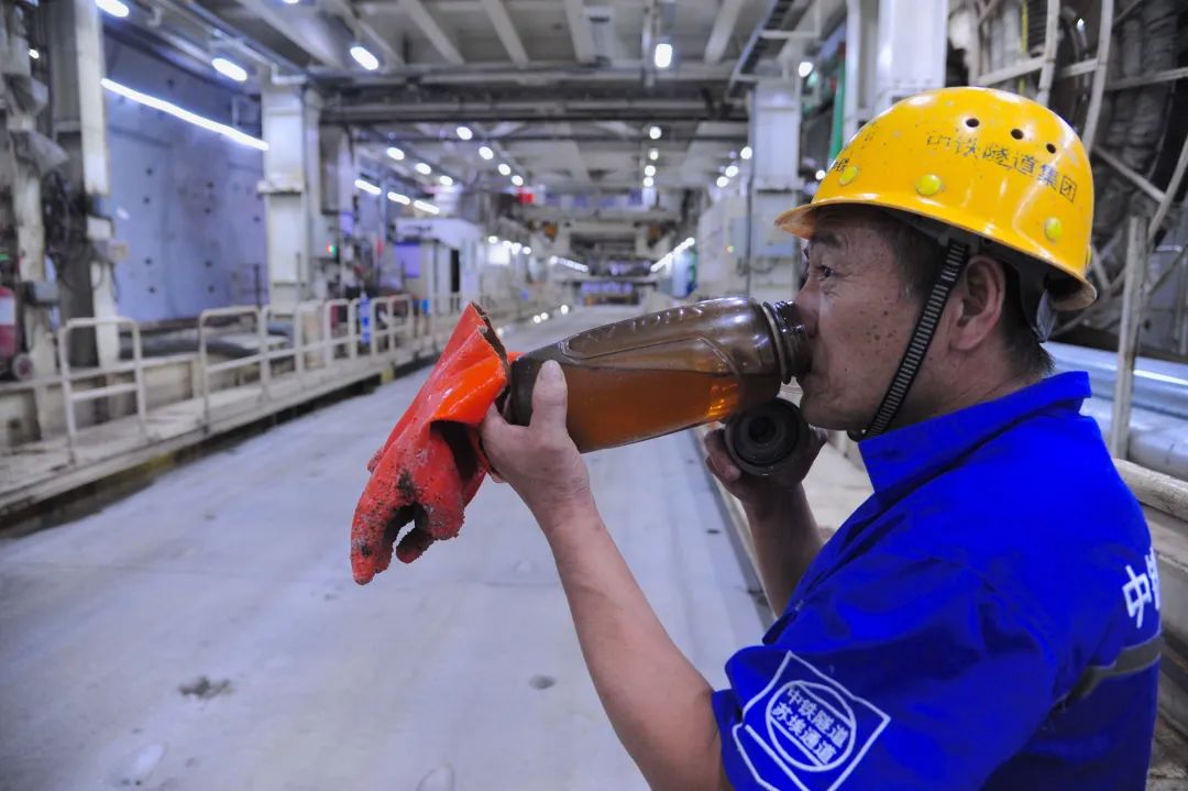 重磅喜讯！今天，最具挑战性的世界级工程汕头海湾隧道东线贯通！隧道未来不收费