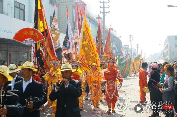 锣鼓标旗巡游