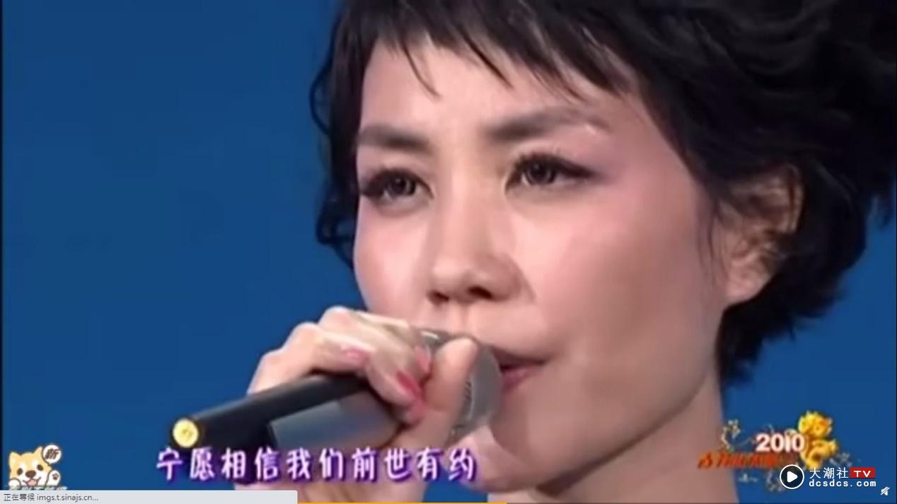 《传奇》是李健2003年发行的作品，该曲因为王菲在春晚翻唱而爆红。 (微博截图)