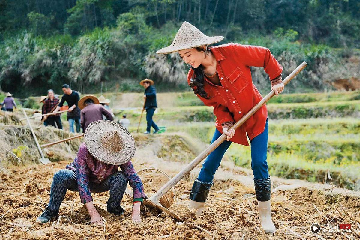 赵丽颖（右）离婚前拍摄《理想照耀中国》的单元剧〈希望的田野〉，切合她出身农村的背景。（翻摄自赵丽颖工作室微博）