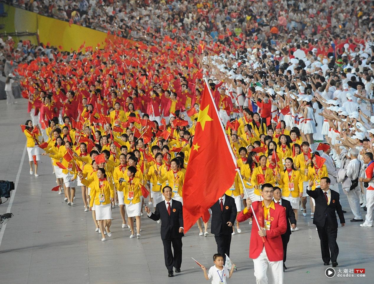 2008年北京奥运会与2016年里约奥运会的服装大同小异，女士依然是黄色外套，而男士则是黄色衬衫搭配红色外套。（VCG）