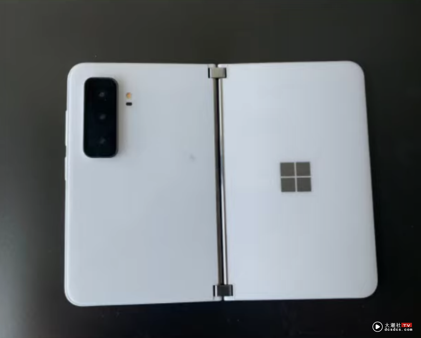 微软‘ Surface Duo 2 ’外型曝光！机身背后加入三镜头，最快有可能会在今年 9 月登场