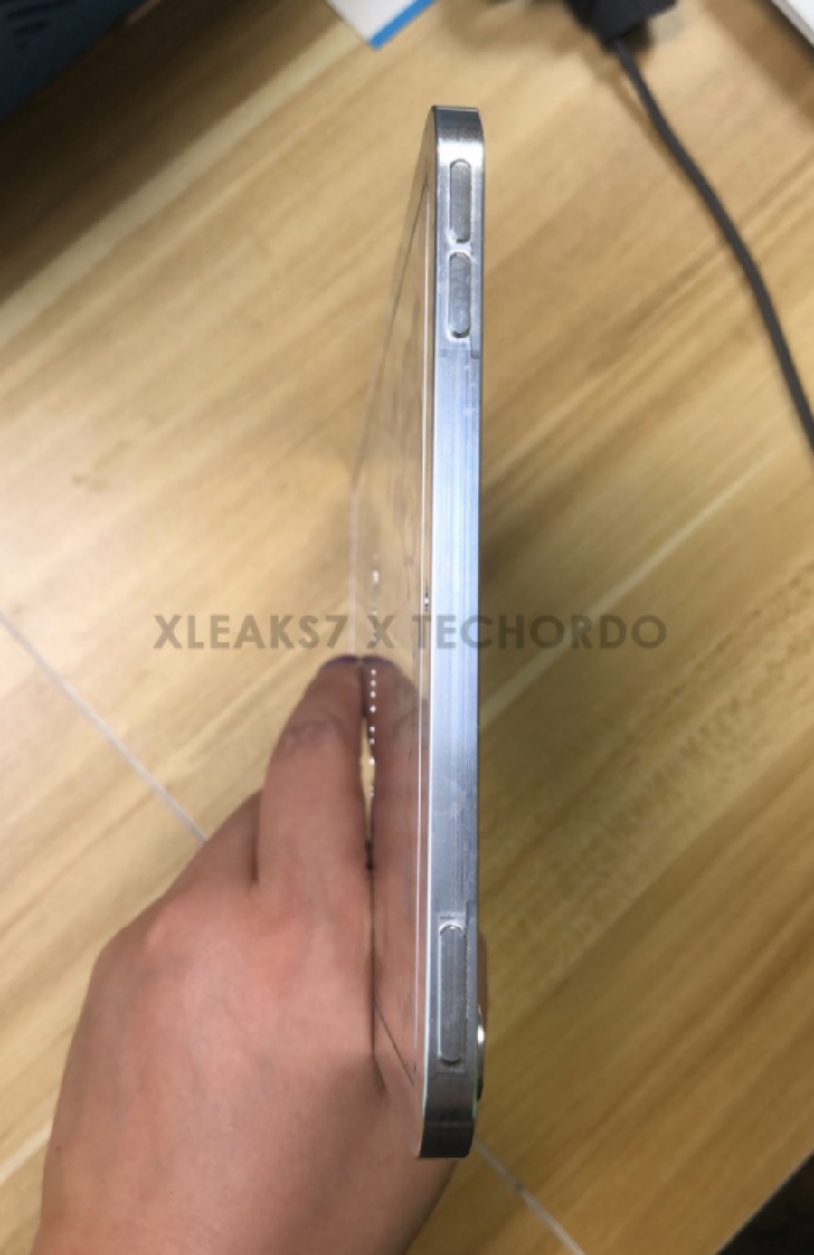 iPad mini 6 模具曝光！机身边框果真变平整，音量键移到顶端了，可能会有更大的萤幕和镜头？