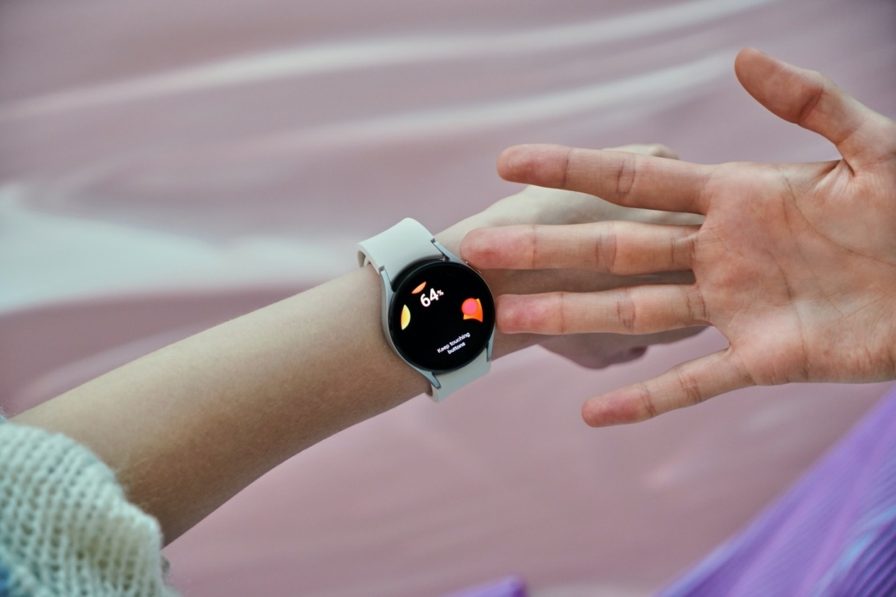 三星 Galaxy Watch4 系列搭载全新 Wear OS 3 作业系统，功能全面升级！同场加映：Galaxy Buds2 也亮相了