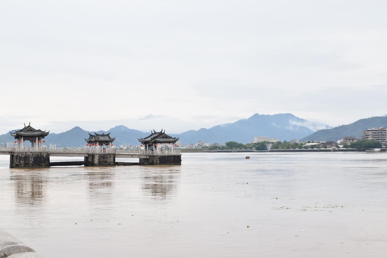 江畔别样景