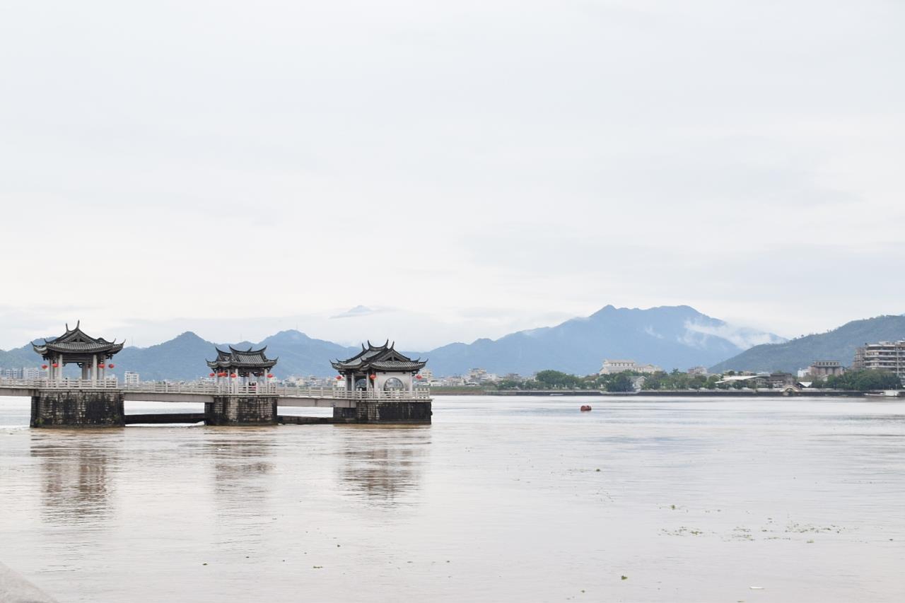 江畔别样景