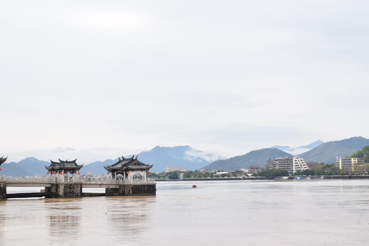 江畔别样景