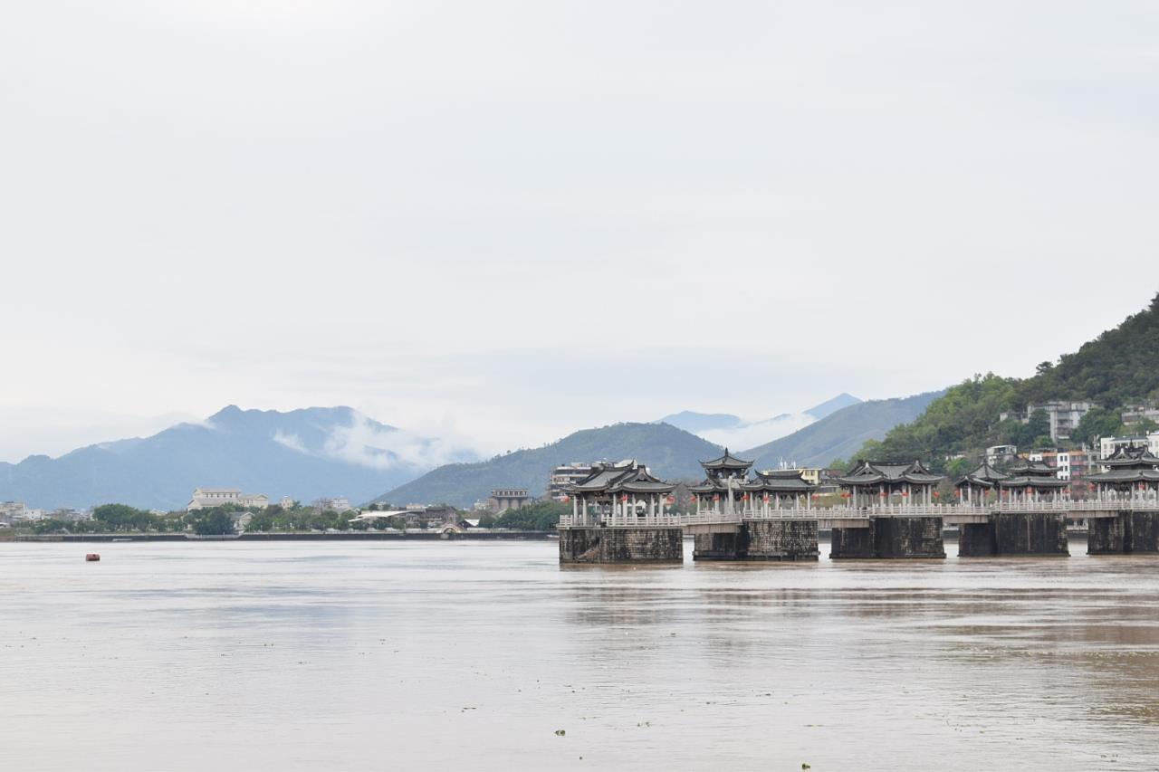 江畔别样景