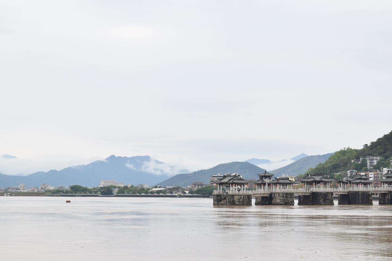 江畔别样景