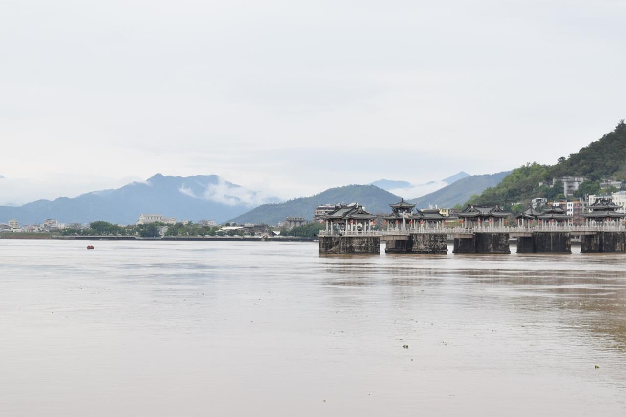 江畔别样景