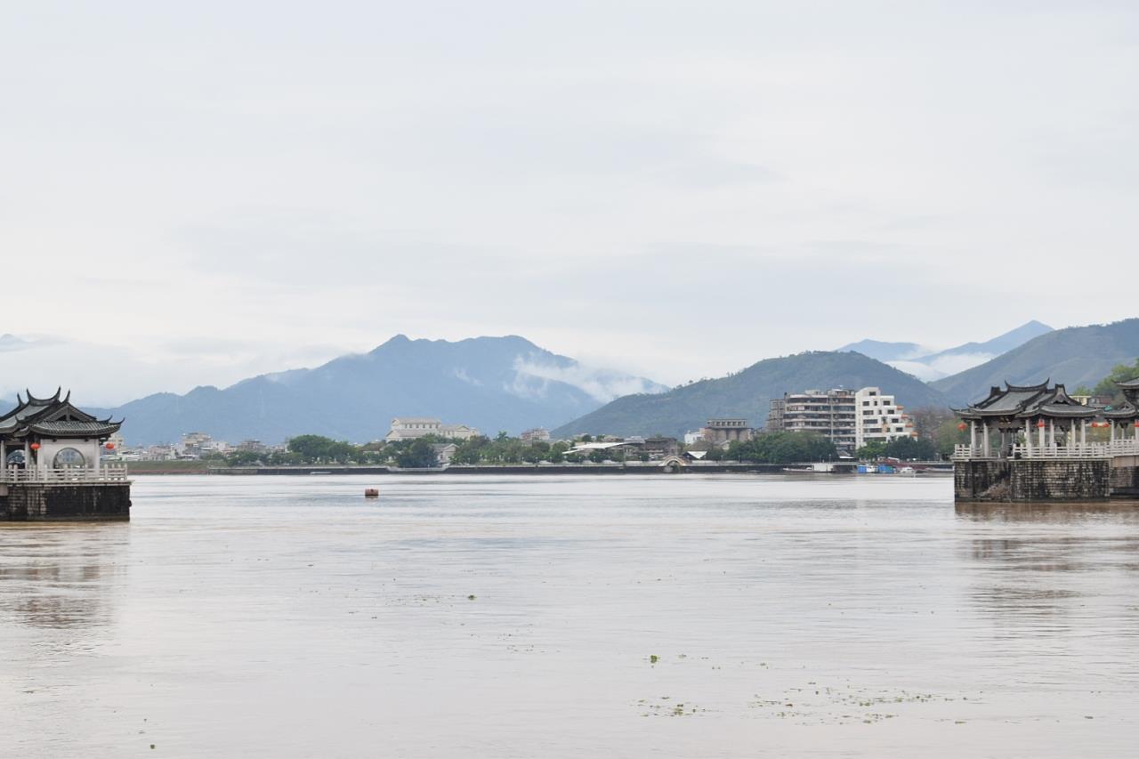 江畔别样景