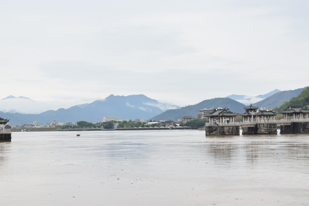 江畔别样景