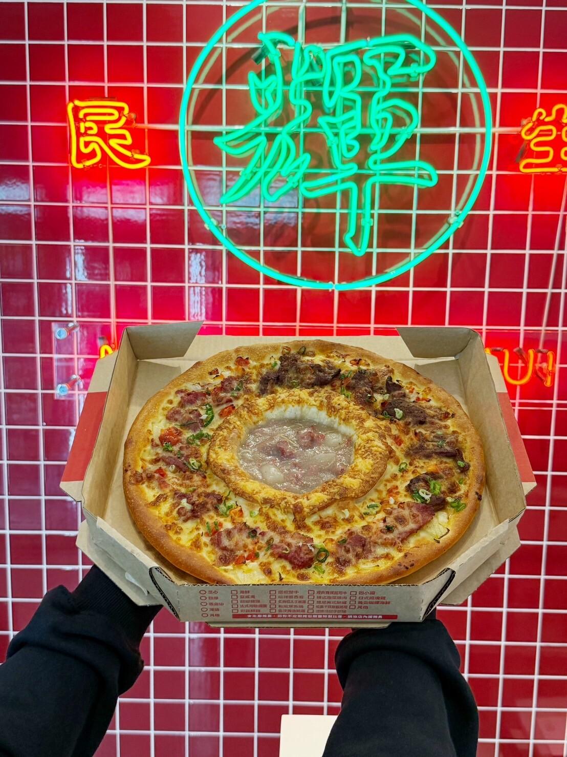 必胜客把牛肉锅变比萨！必胜客联名富锦树民生辉温体牛肉锅推“豪牛宴火锅比萨”