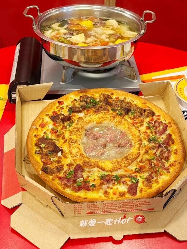 必胜客把牛肉锅变比萨！必胜客联名富锦树民生辉温体牛肉锅推“豪牛宴火锅比萨” 最新 图2张