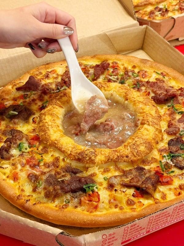 必胜客把牛肉锅变比萨！必胜客联名富锦树民生辉温体牛肉锅推“豪牛宴火锅比萨” 最新 图3张