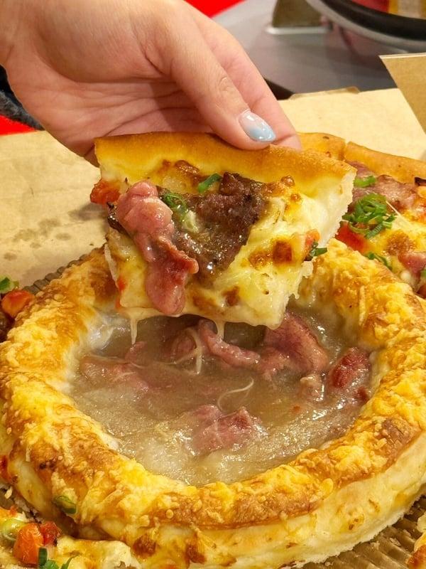 必胜客把牛肉锅变比萨！必胜客联名富锦树民生辉温体牛肉锅推“豪牛宴火锅比萨” 最新 图4张