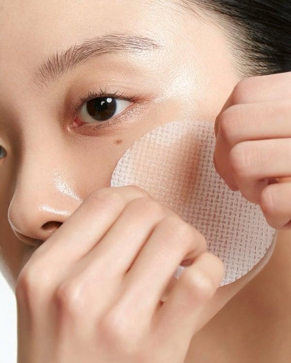 懒人快速底妆技巧！彩妆师亲授“正确妆前、防晒、底妆顺序”3分钟搞定，底妆干净持久 最新 图1张