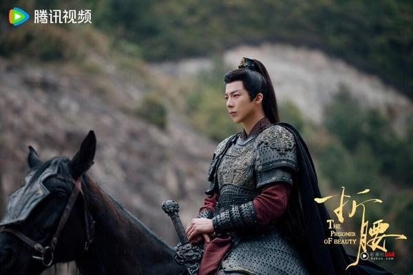古装剧《折腰》魏劭6个魅力点！高挑挺拔的乱世枭雄，霸道但宠妻，第6点证明他超爱小乔 娱乐 图2张