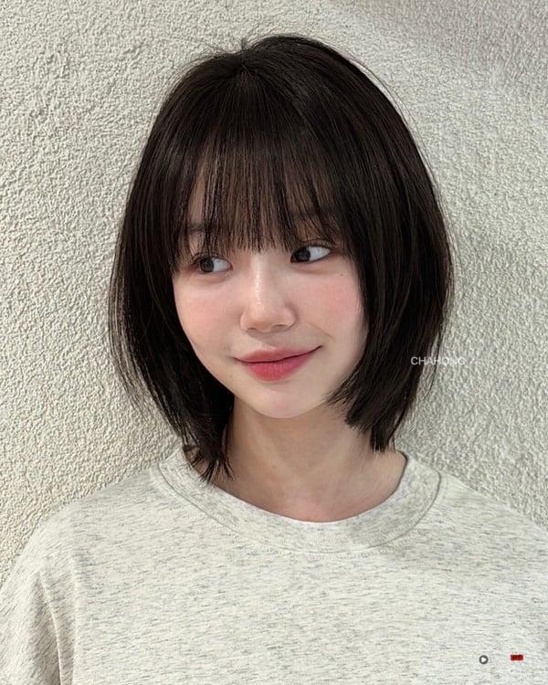 “鲍伯头”短发范本12款：2025热门高层次鲍伯头、羽毛剪鲍伯，脸型搭配+整理技巧 最新 图14张