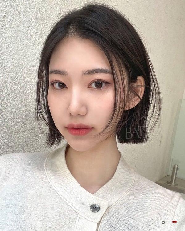 “鲍伯头”短发范本12款：2025热门高层次鲍伯头、羽毛剪鲍伯，脸型搭配+整理技巧 最新 图10张