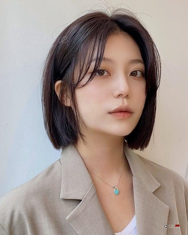 “鲍伯头”短发范本12款：2025热门高层次鲍伯头、羽毛剪鲍伯，脸型搭配+整理技巧 最新 图15张