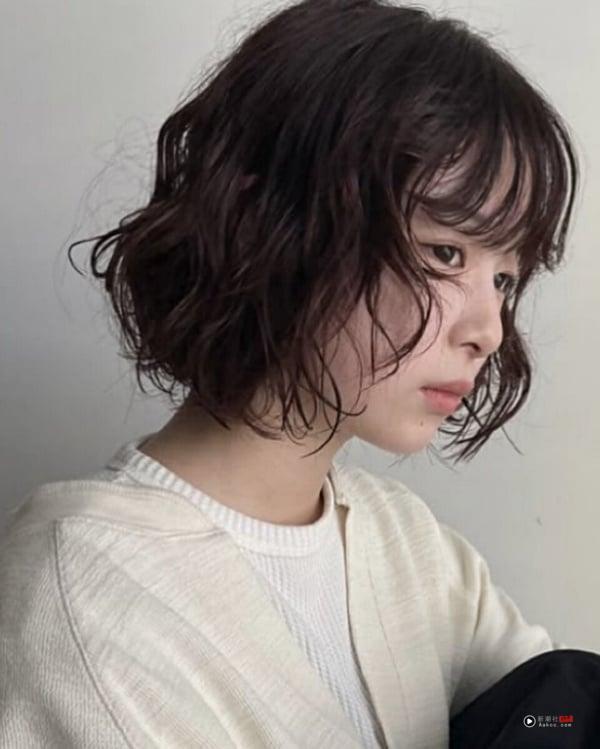 “鲍伯头”短发范本12款：2025热门高层次鲍伯头、羽毛剪鲍伯，脸型搭配+整理技巧 最新 图9张